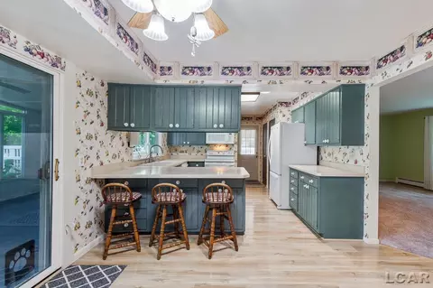 Kitchen - 2726 Coach Lite, Tecumseh, MI 49286 photo 7 of 8