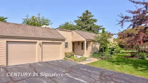 6293 Golf Lakes Court B, Bay City, MI 48706
