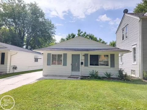 2189 Ridgemont, Grosse Pointe Woods, MI 48236