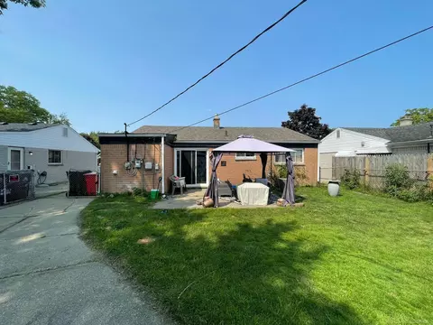 15240 Rudland, Roseville, MI 48066