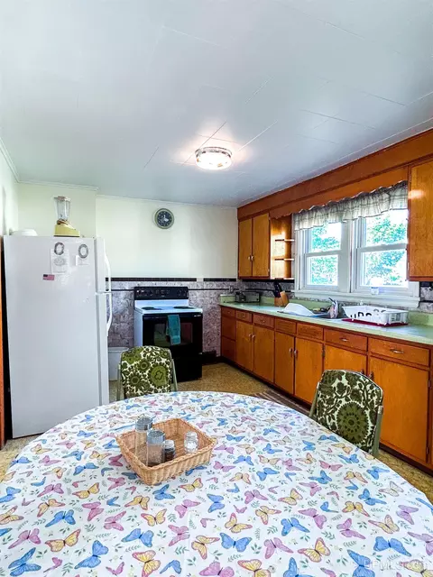 Kitchen - 1307 Pierce, Wakefield, MI 49968 photo 2 of 6