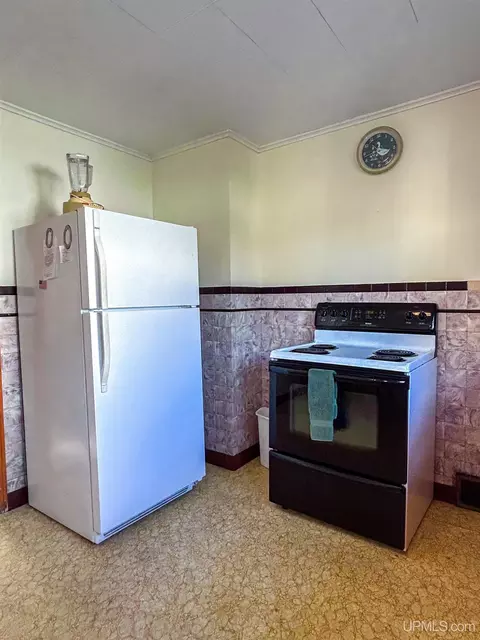 Kitchen - 1307 Pierce, Wakefield, MI 49968 photo 5 of 6