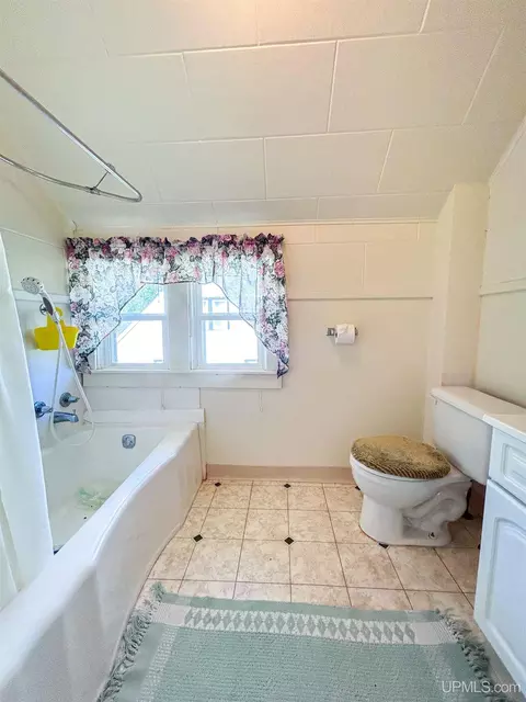 Bath - 1307 Pierce, Wakefield, MI 49968 photo 4 of 6
