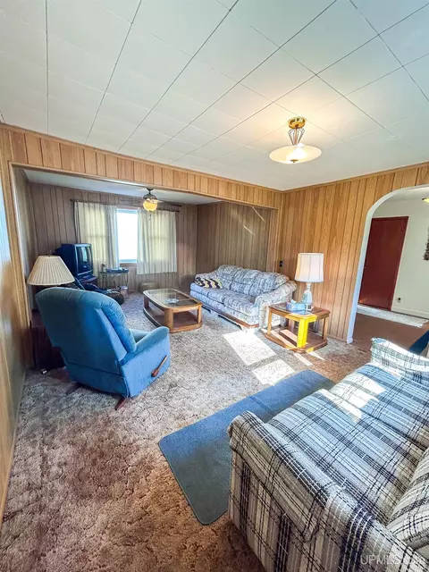 Living - 1307 Pierce, Wakefield, MI 49968 photo 2 of 3