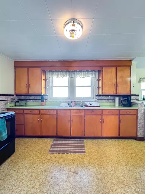 Kitchen - 1307 Pierce, Wakefield, MI 49968 photo 3 of 6
