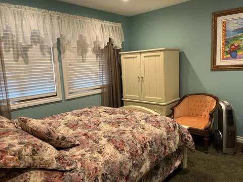 Bedroom - 2393 Islanders, Gladwin, MI 48624 photo 5 of 7