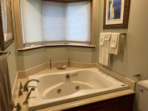 Bath - 2393 Islanders, Gladwin, MI 48624 photo 2 of 18