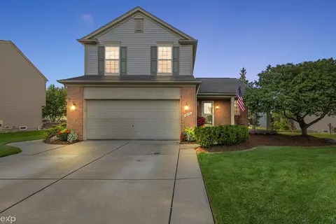 18105 Country Clb, Macomb, MI 48042