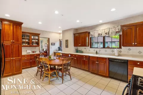 Kitchen - 808 Berkshire, Grosse Pointe, MI 48230 photo 2 of 5