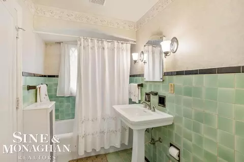 Bath - 808 Berkshire, Grosse Pointe, MI 48230 photo 5 of 8