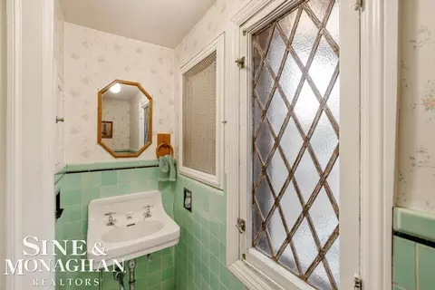Bath - 808 Berkshire, Grosse Pointe, MI 48230 photo 2 of 8