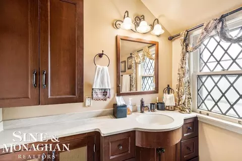 Bath - 808 Berkshire, Grosse Pointe, MI 48230 photo 3 of 8