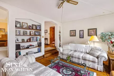 Living - 808 Berkshire, Grosse Pointe, MI 48230 photo 4 of 5