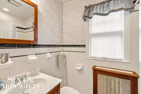 Bath - 808 Berkshire, Grosse Pointe, MI 48230 photo 1 of 8