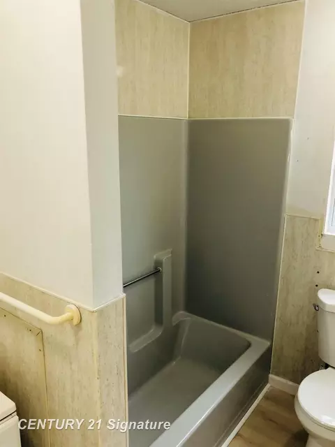 Bath - 1540 Pound, Flint, MI 48532 photo 1 of 3