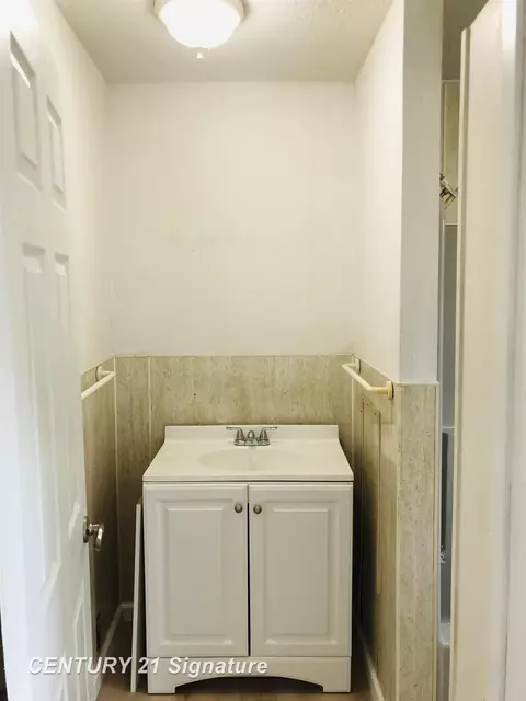 Bath - 1540 Pound, Flint, MI 48532 photo 2 of 3