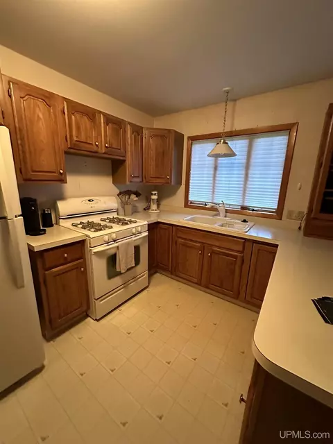8622 M5, Escanaba, MI 49829 photo 4