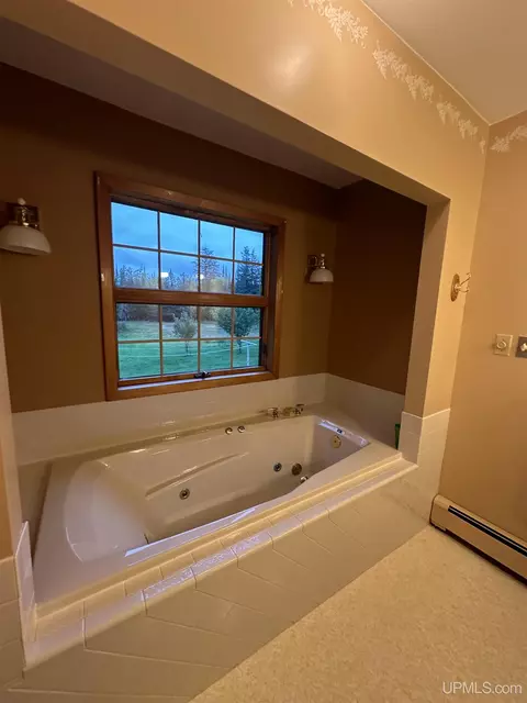 8622 M5, Escanaba, MI 49829 photo 10