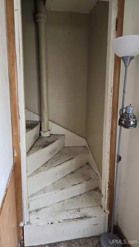 Entry Way - 210 N 17th, Gladstone, MI 49837 photo 3 of 7