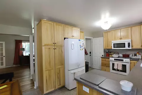 Kitchen - 298 Diane, Flushing, MI 48433 photo 1 of 5