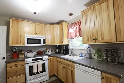 Kitchen - 298 Diane, Flushing, MI 48433 photo 2 of 5