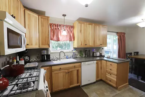 Kitchen - 298 Diane, Flushing, MI 48433 photo 4 of 5