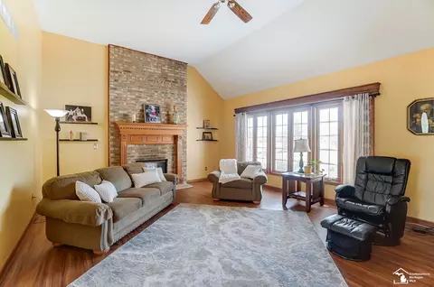 Living - 4101 E Dunbar, Monroe, MI 48161 photo 2 of 3
