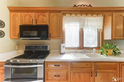 Kitchen - 4101 E Dunbar, Monroe, MI 48161 photo 3 of 8