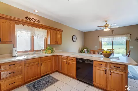 Kitchen - 4101 E Dunbar, Monroe, MI 48161 photo 5 of 8