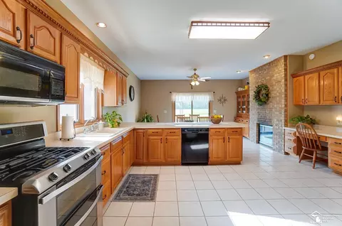 Kitchen - 4101 E Dunbar, Monroe, MI 48161 photo 4 of 8