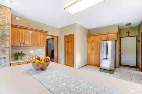 Kitchen - 4101 E Dunbar, Monroe, MI 48161 photo 6 of 8