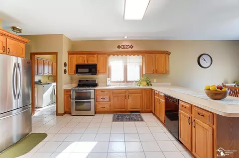 Kitchen - 4101 E Dunbar, Monroe, MI 48161 photo 1 of 8