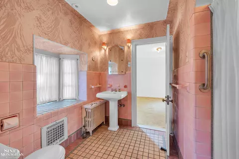Bath - 1363 Yorkshire, Grosse Pointe Park, MI 48230 photo 2 of 6
