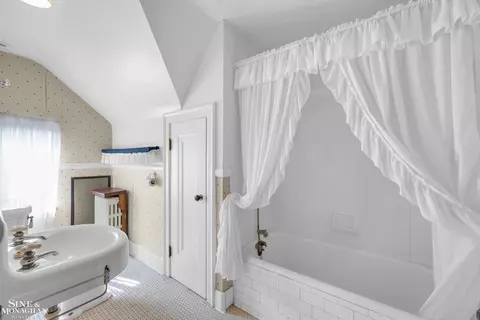 Bath - 1363 Yorkshire, Grosse Pointe Park, MI 48230 photo 5 of 6