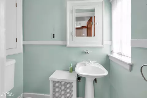 Bath - 1363 Yorkshire, Grosse Pointe Park, MI 48230 photo 1 of 6