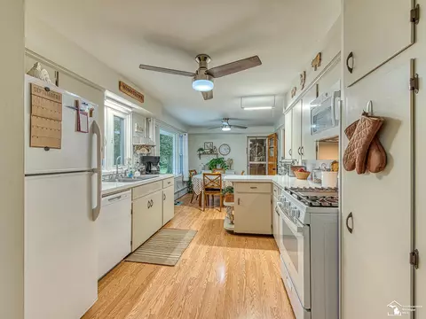Kitchen - 4060 Bluebush Rd, Monroe, MI 48162 photo 2 of 4