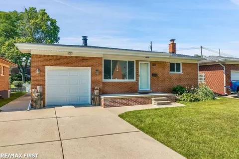 22444 Wildwood St, Saint Clair Shores, MI 48081