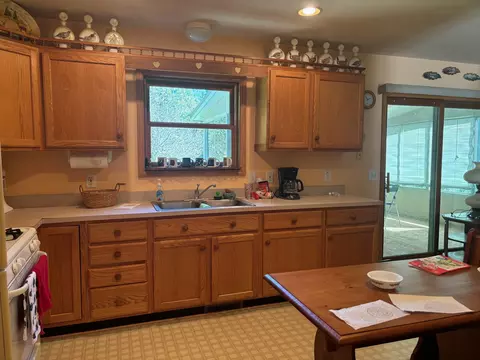 Kitchen - 998 Dutcher, Gladwin, MI 48624 photo 1 of 2
