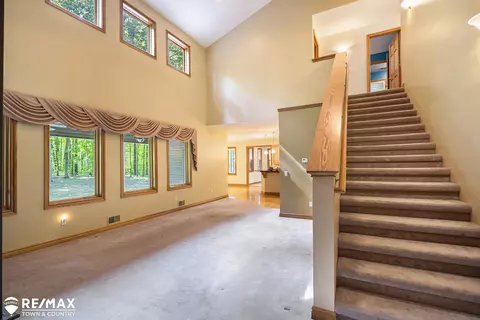 Living - 7495 Falling Leaf, Flushing, MI 48433 photo 3 of 9
