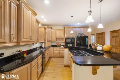Kitchen - 7495 Falling Leaf, Flushing, MI 48433 photo 4 of 6