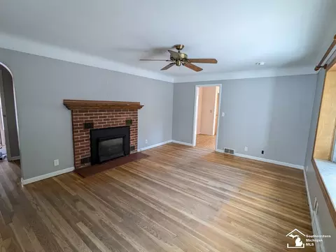 Living - 806 Wolverine, Monroe, MI 48161 photo 2 of 3