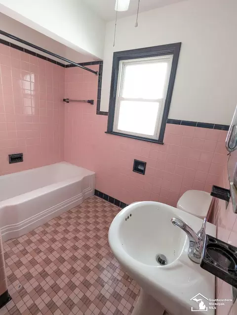 Bath - 806 Wolverine, Monroe, MI 48161 photo 1 of 2