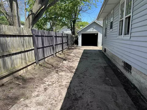 2010 Clement, Flint, MI 48504 photo 2