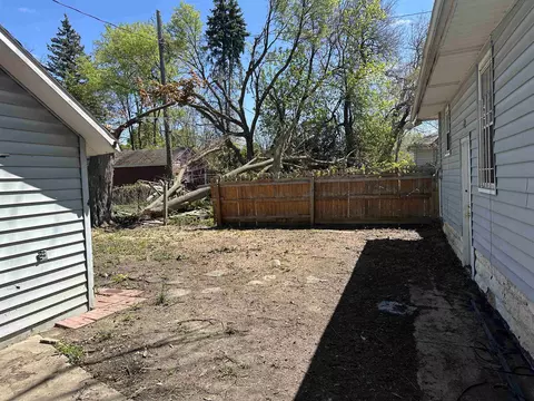 2010 Clement, Flint, MI 48504 photo 3