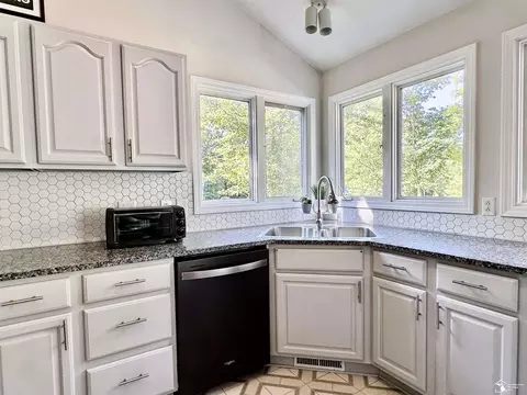 Kitchen - 6867 Stratham, Temperance, MI 48182 photo 4 of 6
