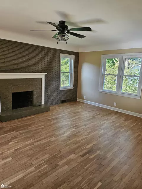 Living - 5372 Pasadena, Flushing, MI 48433 photo 2 of 2