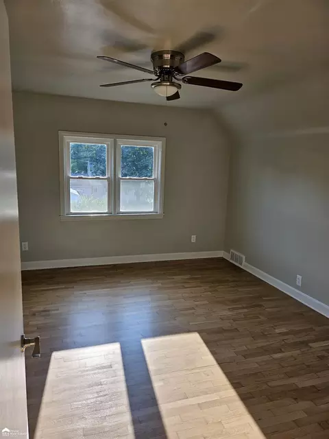 Bedroom - 5372 Pasadena, Flushing, MI 48433 photo 2 of 3