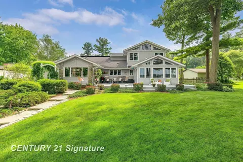 124 W W Ctr, Sanford, MI 48657