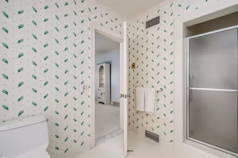 Bath - 382 Provencal, Grosse Pointe Farms, MI 48236 photo 11 of 14