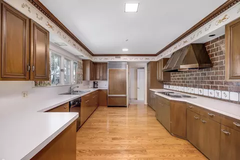 Kitchen - 382 Provencal, Grosse Pointe Farms, MI 48236 photo 2 of 3